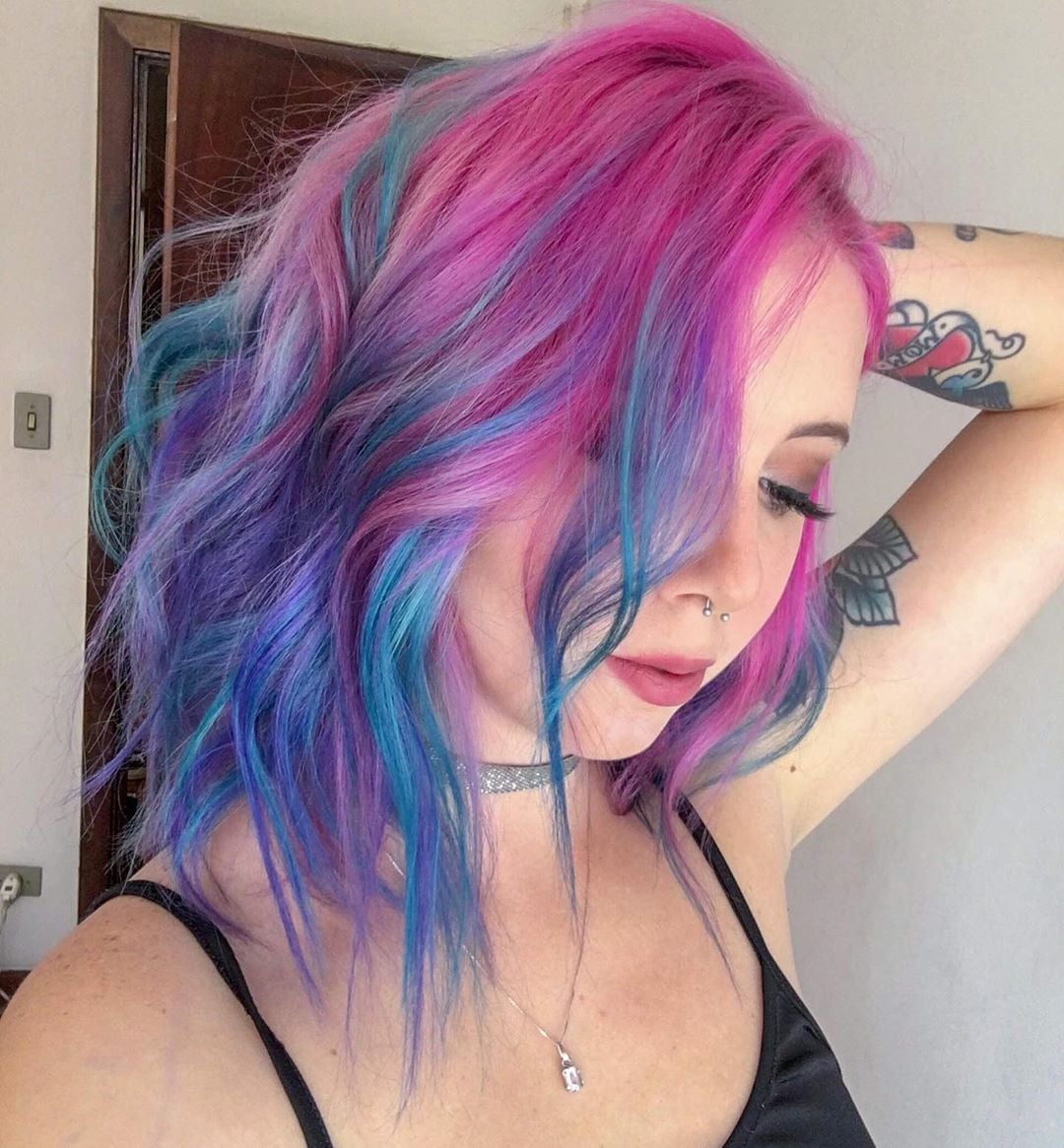 como evitar cabelo manchado azul rosa