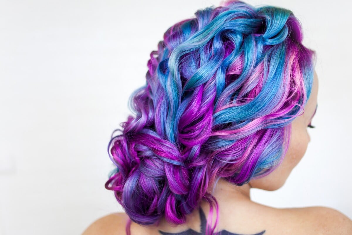 como evitar cabelo manchado azul rosa