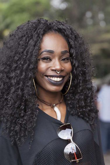 cabelo preto azulado em pele clara