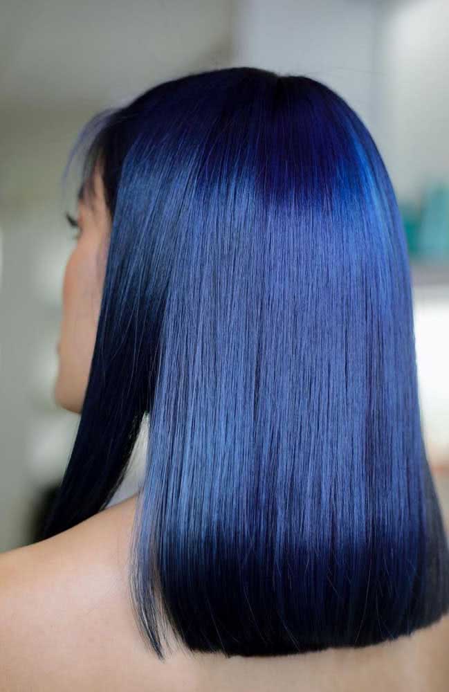 cabelo preto azulado em pele clara