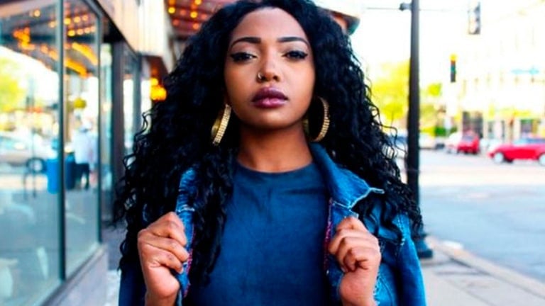 Qual o tom de pele ideal para o cabelo preto azulado?