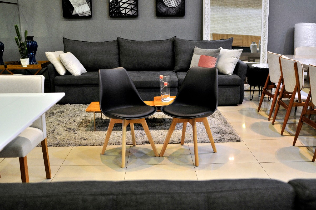 cadeira de madeira para sala de estar com assento em courino