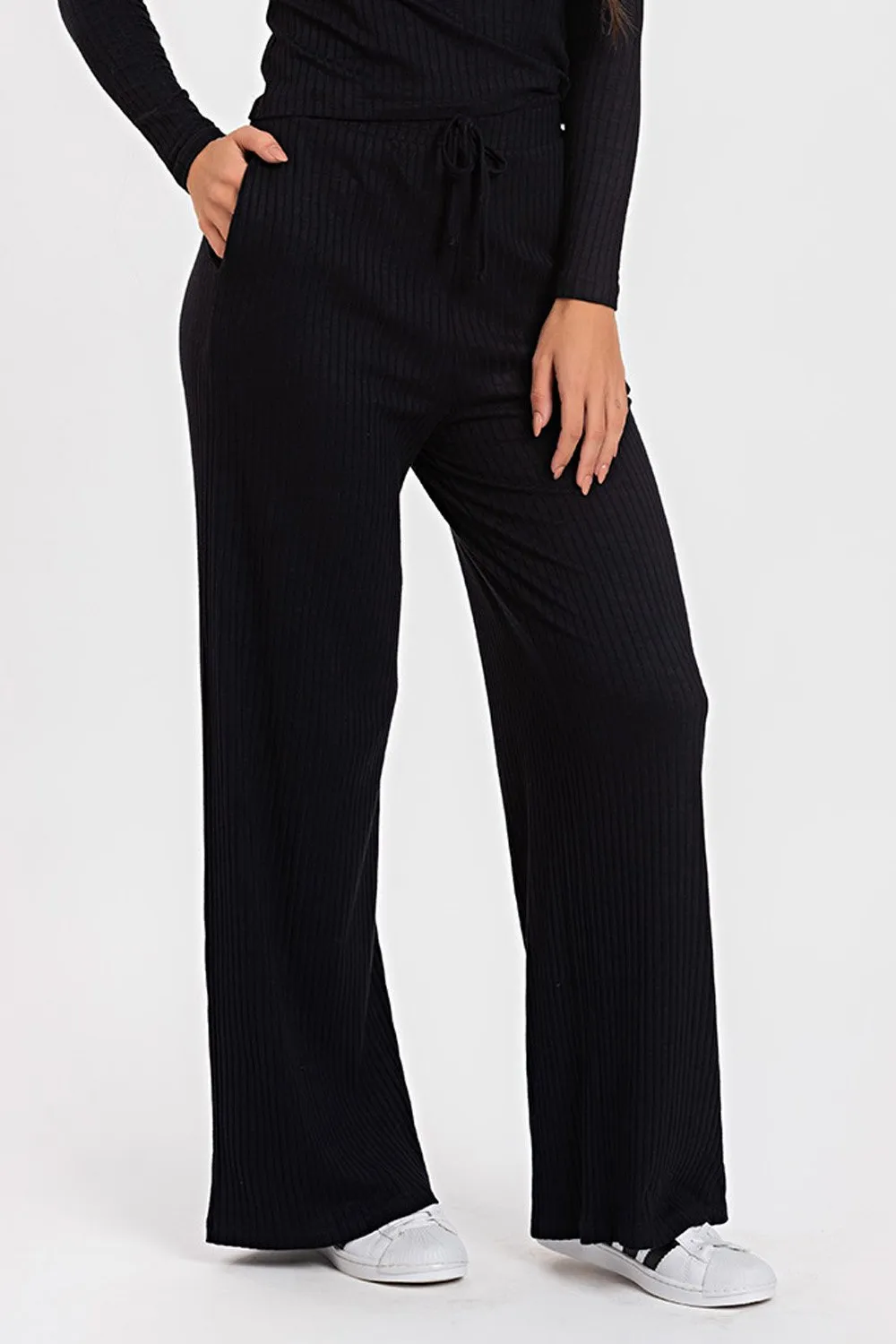 Guia Completo: Como Usar Calça Pantalona Preta em Diferentes Ocasiões