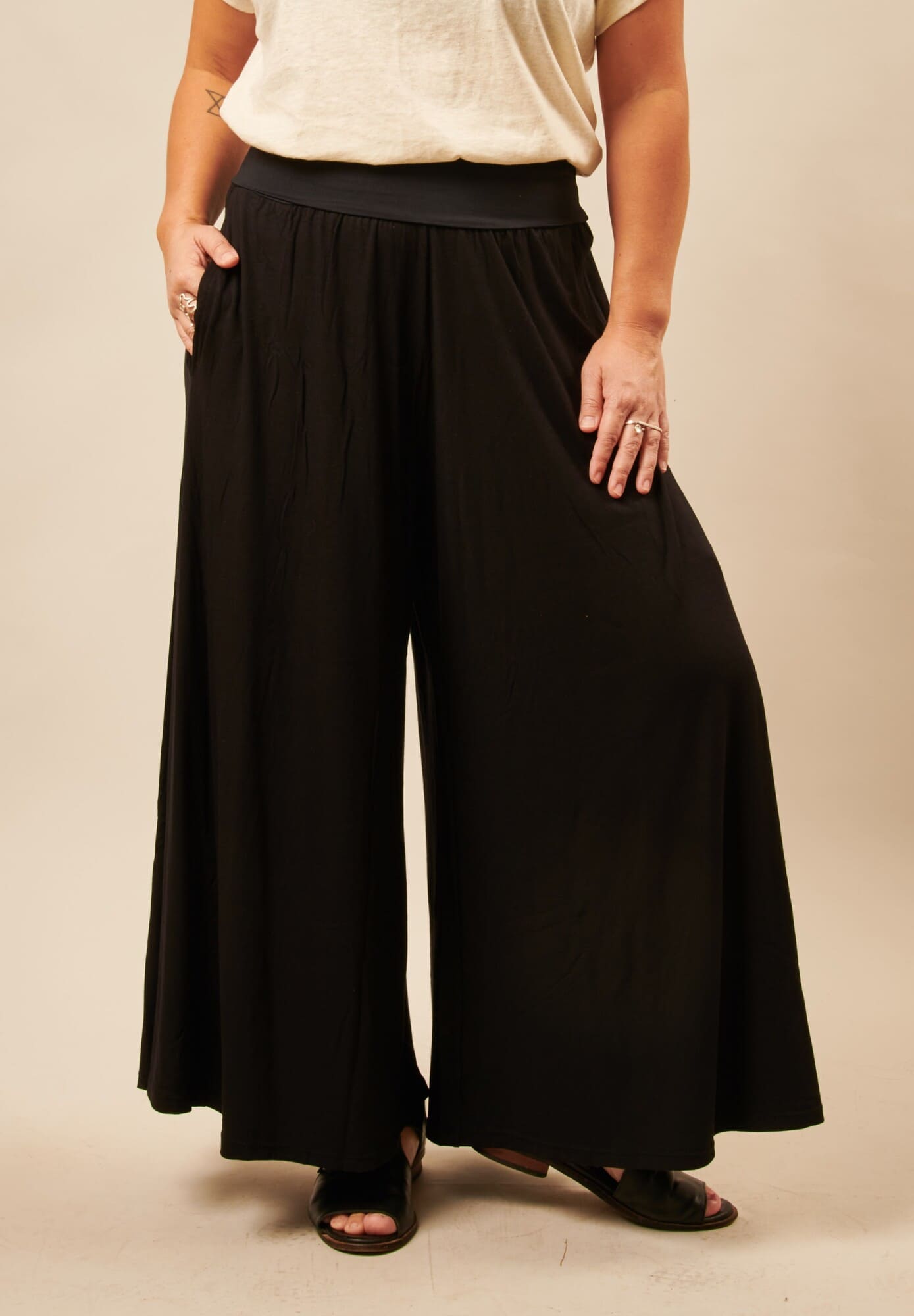 Looks com Calça Pantalona Preta: Do Trabalho ao Happy Hour