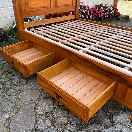 cama de casal com armários embutidos