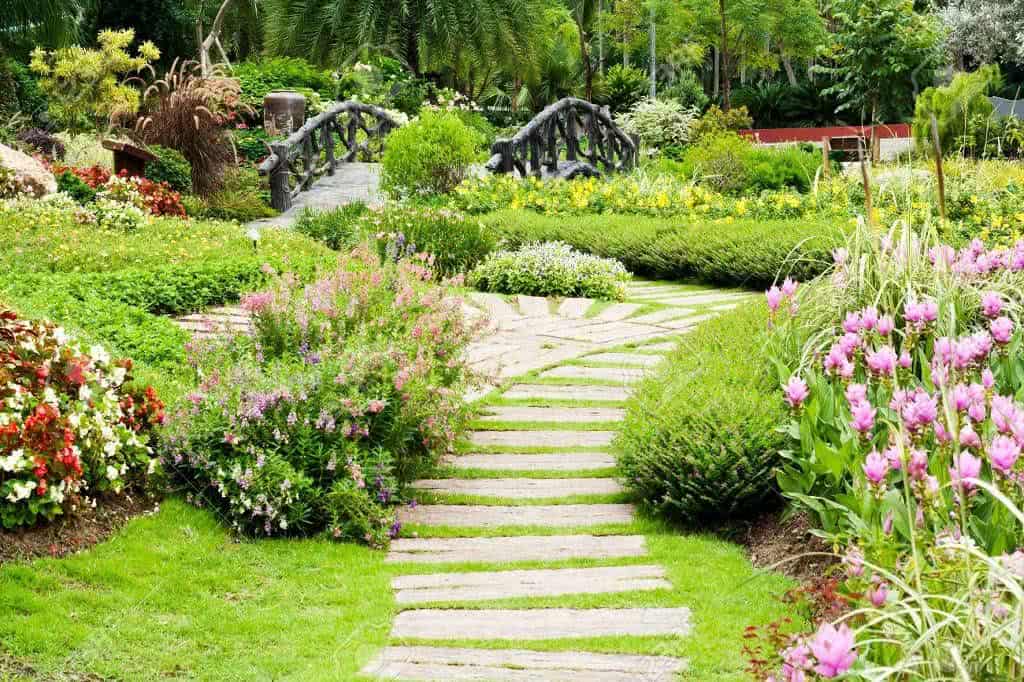 instalação de pedras para caminho de jardim
