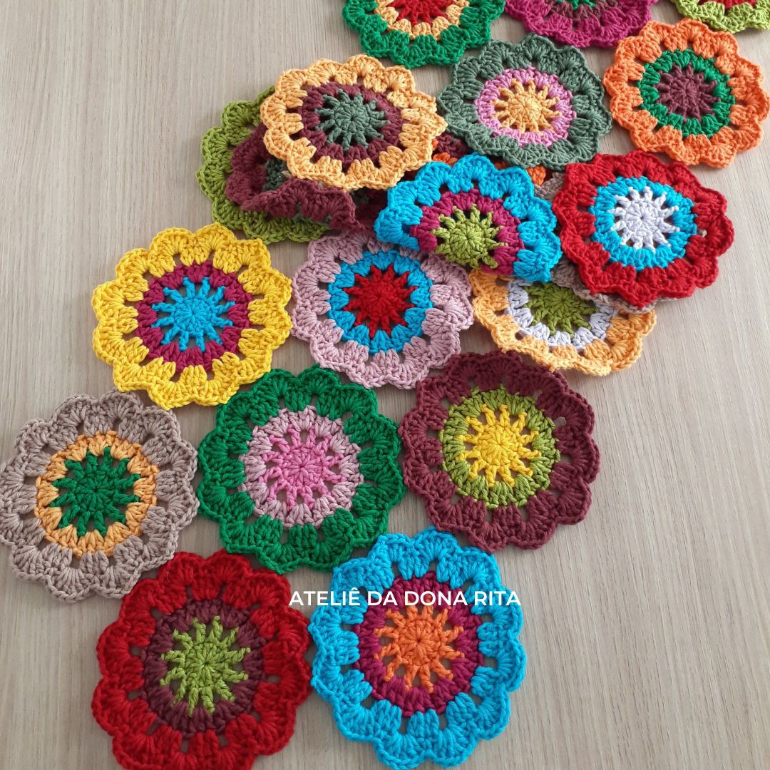 caminho de mesa de croche com flores