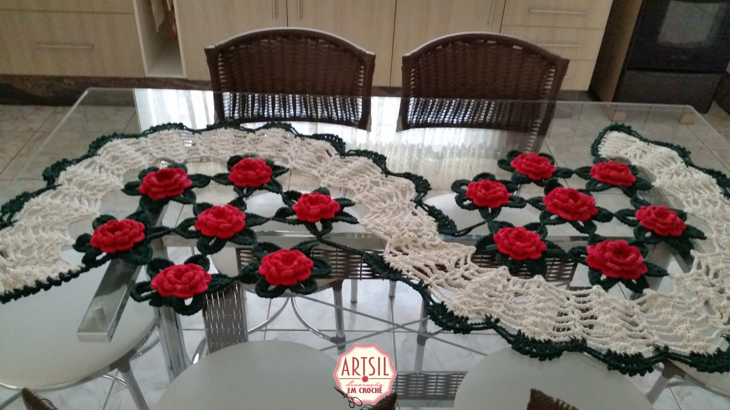 DIY: Crie seu Próprio Caminho de Mesa de Crochê com Flores