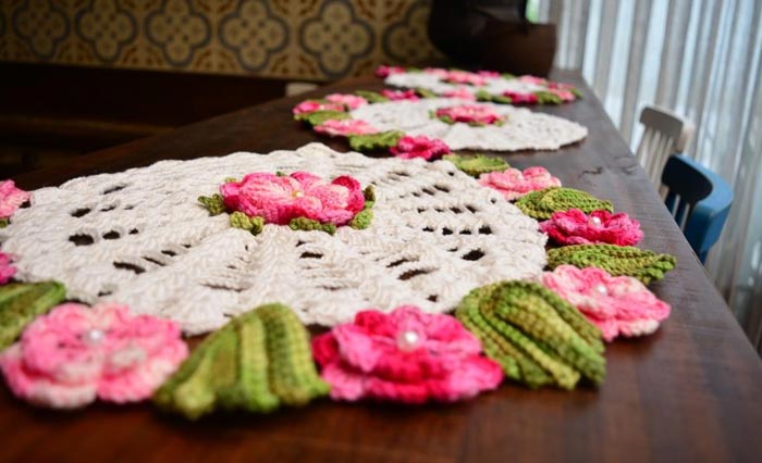 DIY: Crie seu Próprio Caminho de Mesa de Crochê com Flores