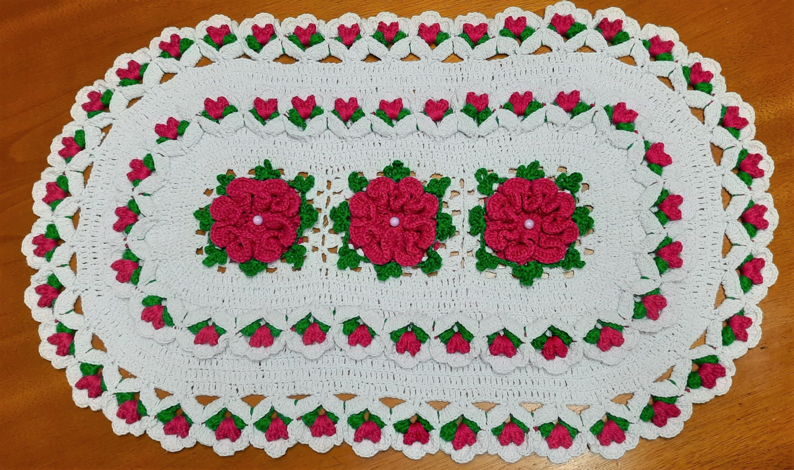 caminho de mesa de croche com flores