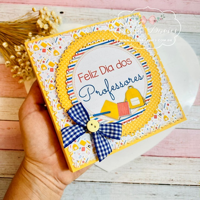 Como fazer um cartão de Dia dos Professores com materiais reciclados