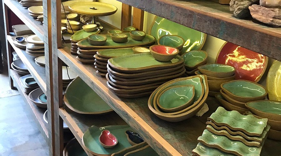 Conheça os Designers Brasileiros que Estão Redefinindo a Cerâmica Artesanal