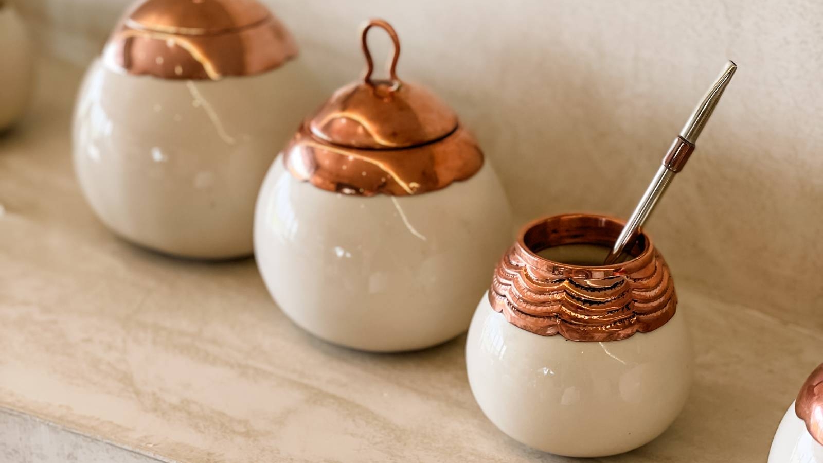 Conheça os Designers Brasileiros que Estão Redefinindo a Cerâmica Artesanal