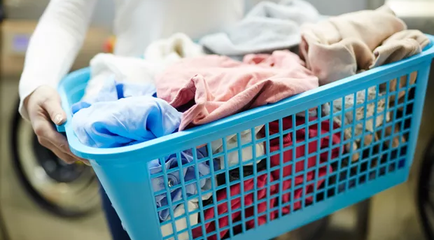 cesto de roupa suja com tampa e divisórias