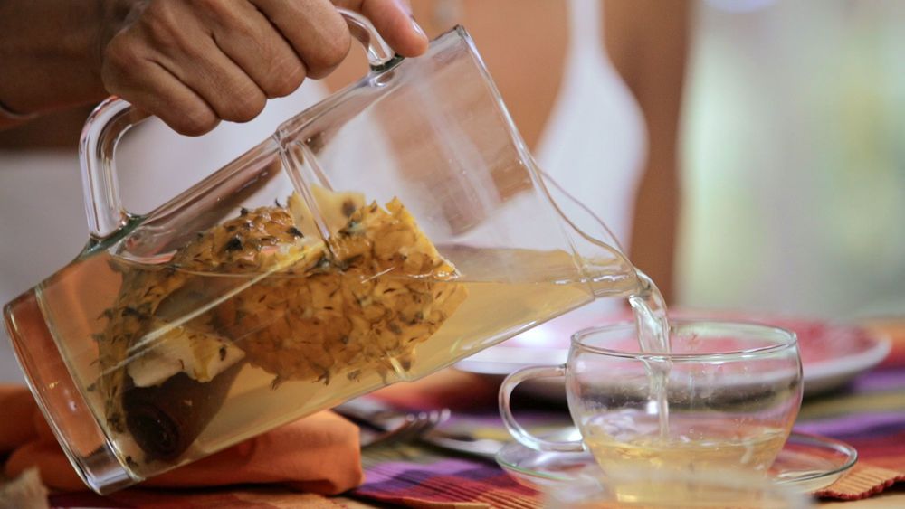 chá de casca de abacaxi