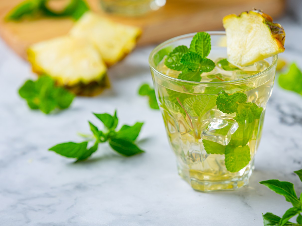 benefícios do chá de casca de abacaxi para a saúde