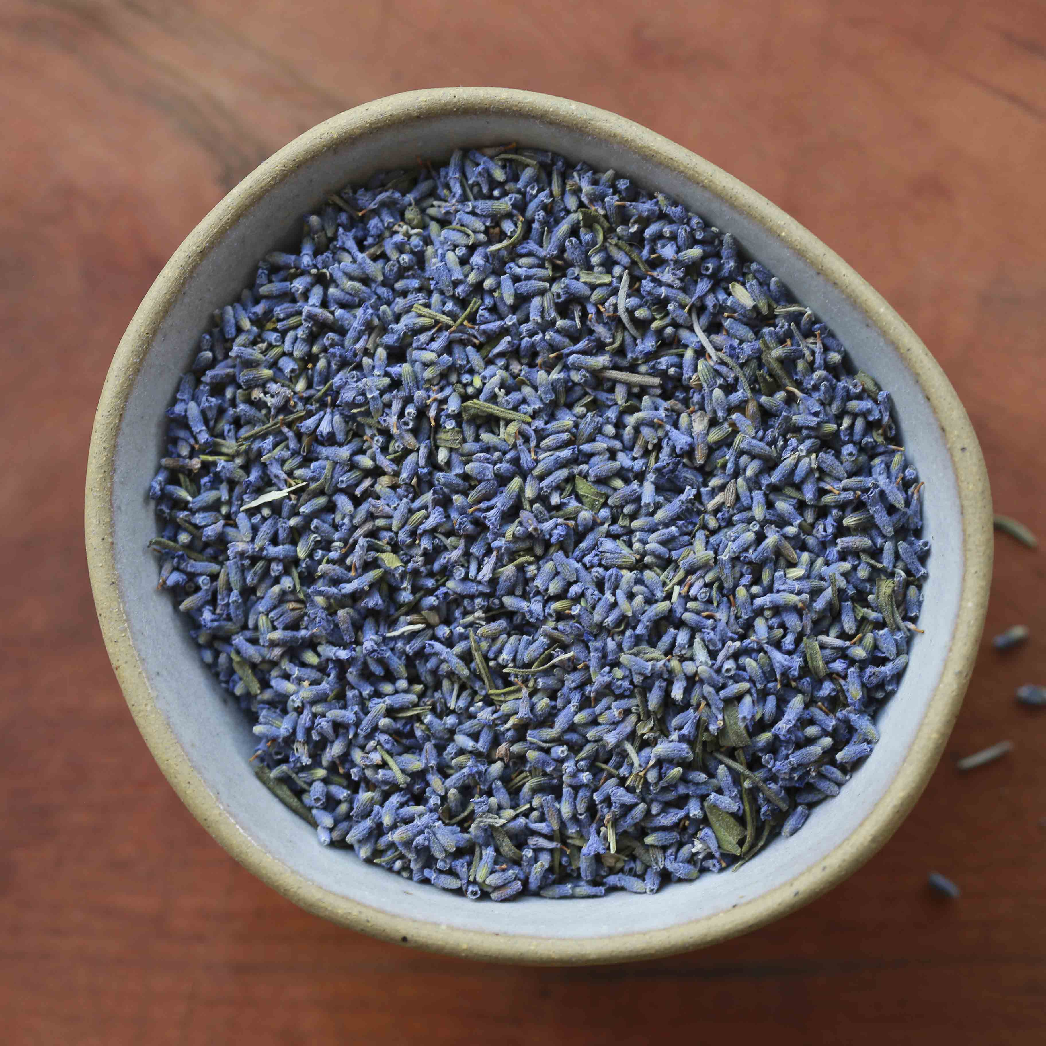 Guia Completo: Como Usar Chá de Lavanda para Aliviar a Ansiedade; Moon Milk: A Receita Perfeita para Noites de Sono Tranquilas; Lavanda na Gravidez e Amamentação: O Que Você Precisa Saber Antes de Consumir; Além do Sono: Todos os Benefícios Digestivos do Chá de Lavanda; Chá de Lavanda vs. Camomila: Qual o Melhor para o Seu Relaxamento Profundo?; Dicas Essenciais para o Cultivo e Preparo da Lavanda para Chá.
