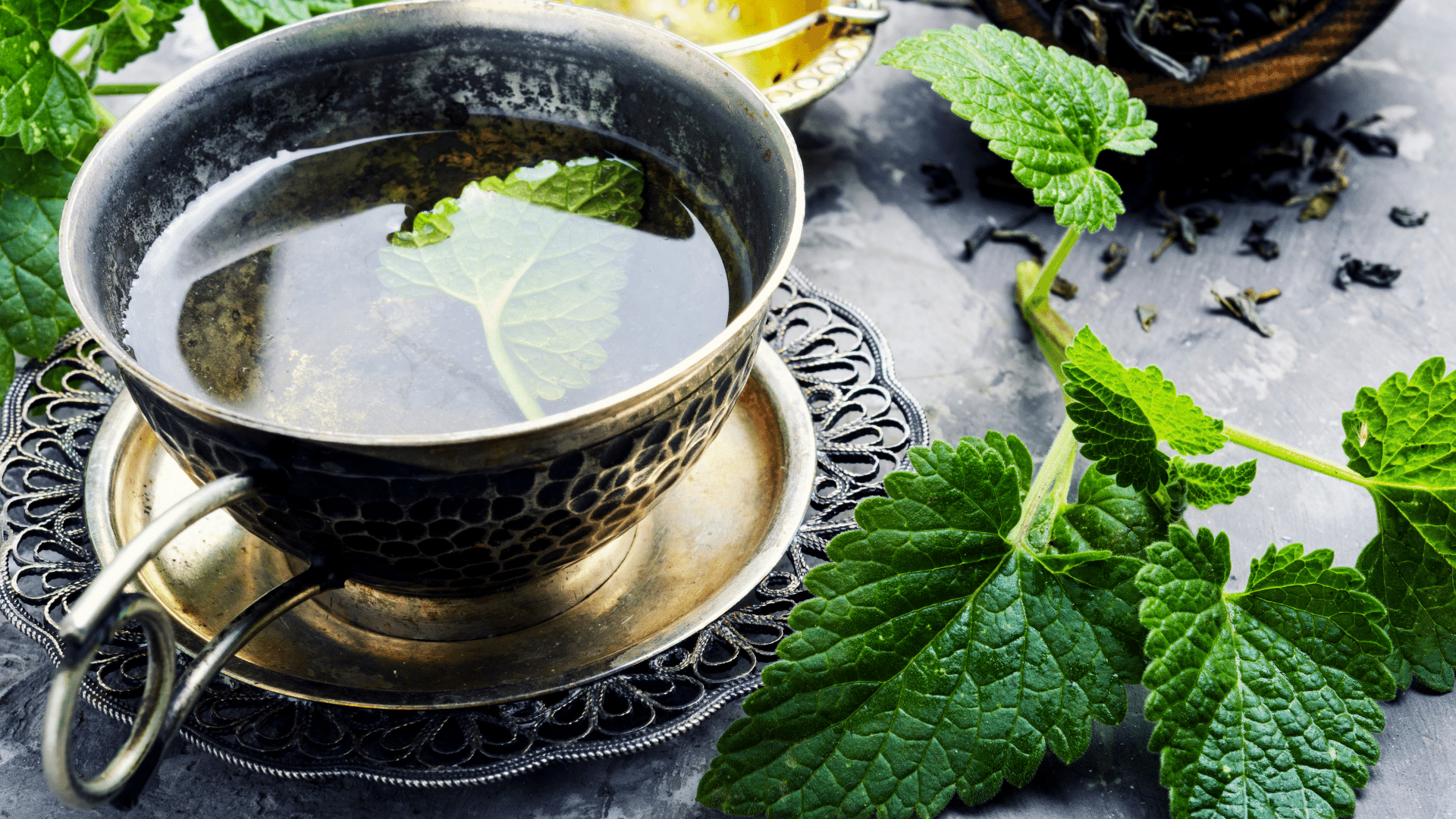 Benefícios do Chá de Melissa para a Saúde Digestiva e Bem-Estar Mental