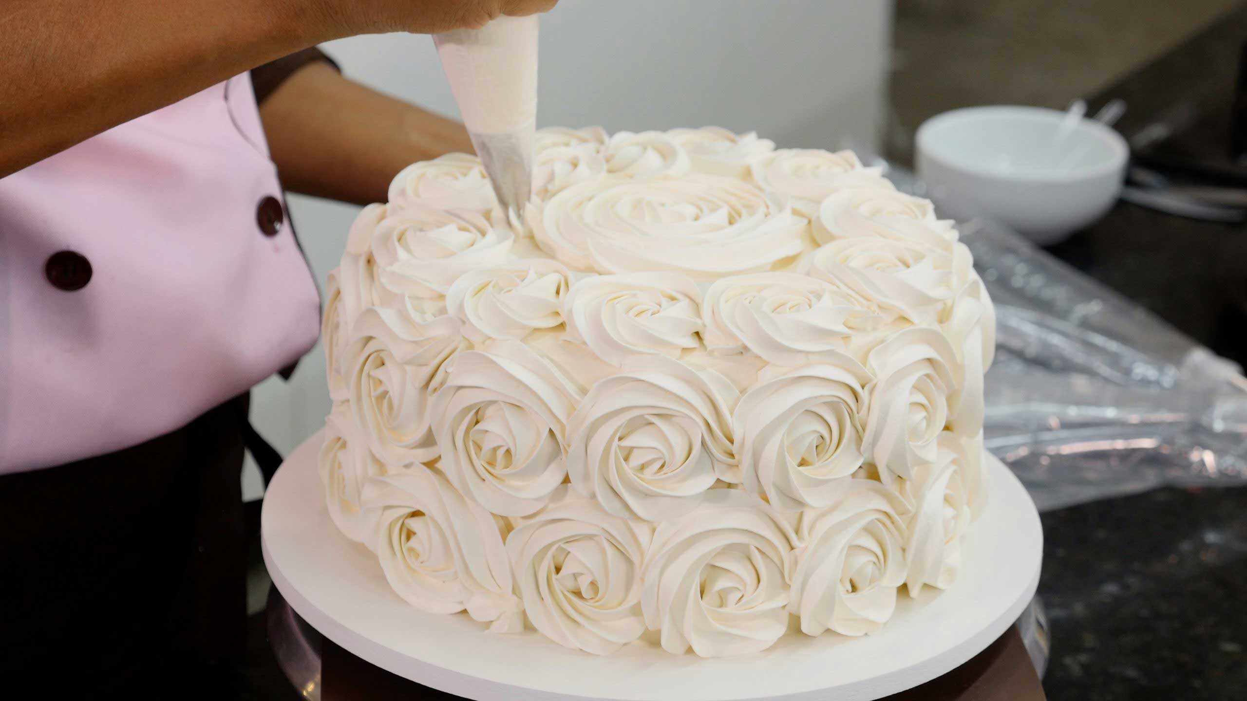 Chantilly Blindado: Receitas e Truques para Bolos em Climas Quentes