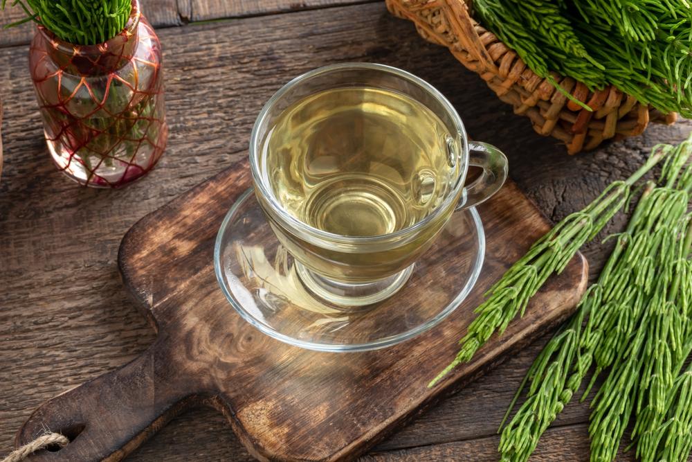 Como preparar chás diuréticos para combater o inchaço