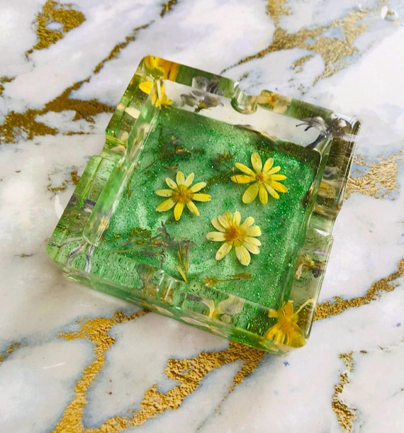 Cinzeiro de Resina com Folhas de Ouro: Luxo e Sofisticação