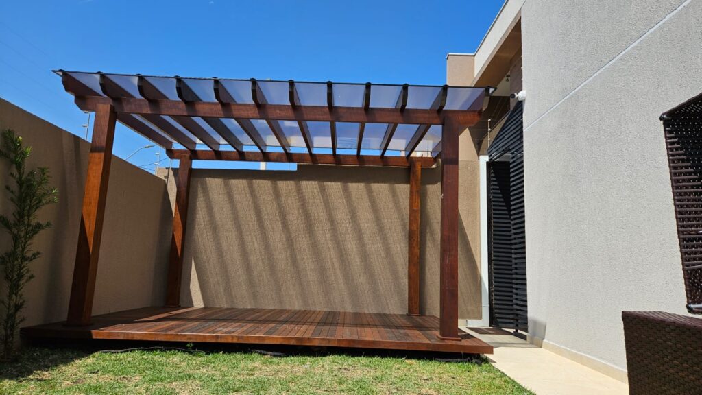 telha de PVC para pergolado de madeira