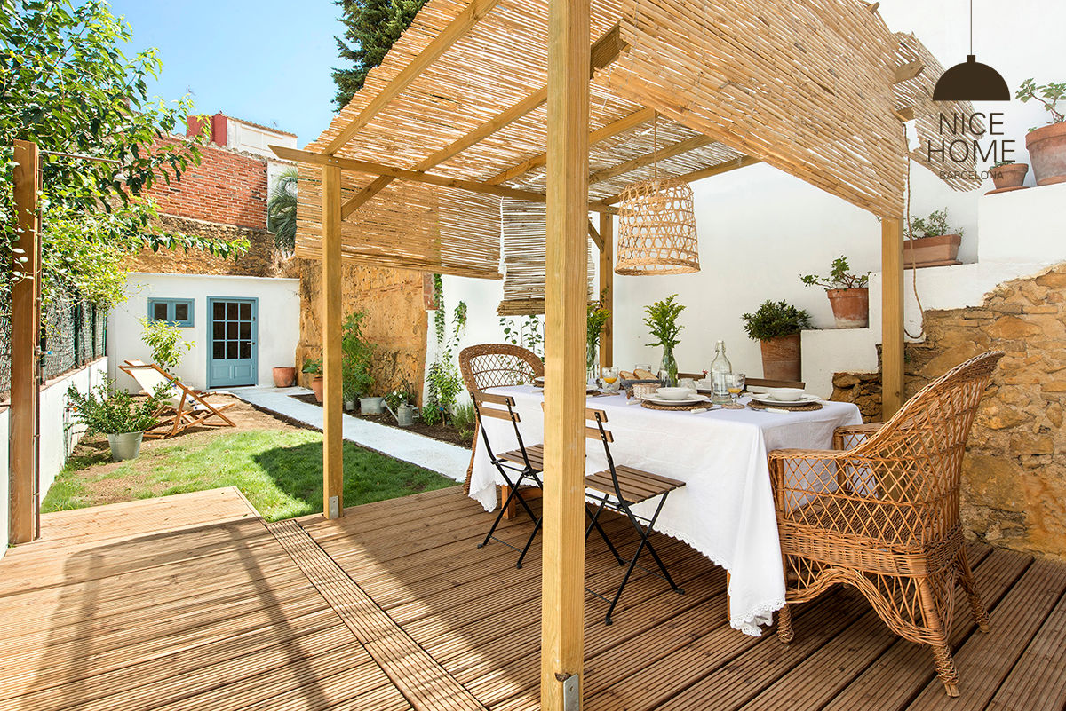 cobertura de pergolado com iluminação natural