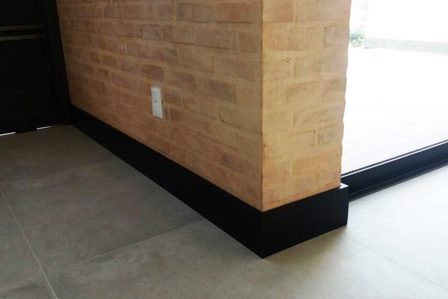 qual a melhor cor de rodapé para piso laminado