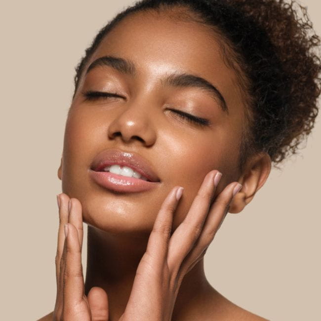 como afinar o rosto com maquiagem