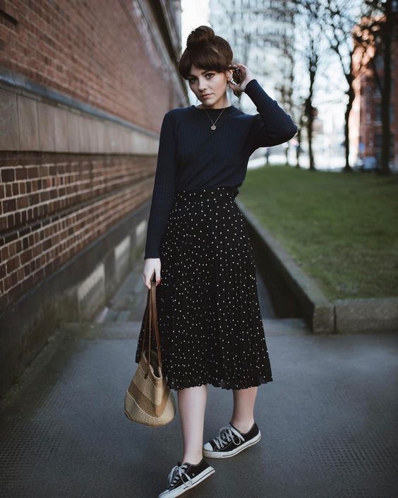 como usar saia midi plissada com tenis branco