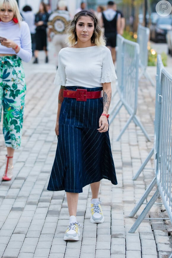 como usar saia midi plissada com tenis branco