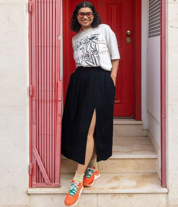 tenis slim ou chunky com saia midi