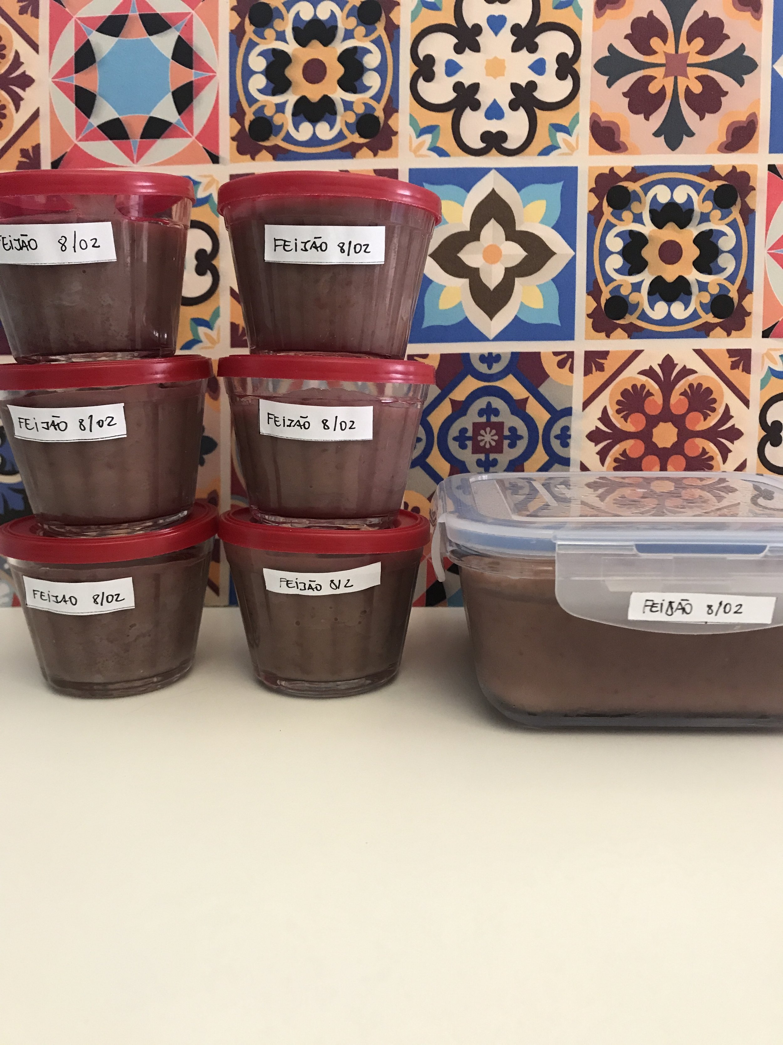 Qual o melhor pote para congelar alimentos: vidro ou plástico?