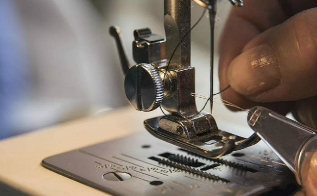 Ferramentas Essenciais para Cortar e Manusear Tecidos Escorregadios