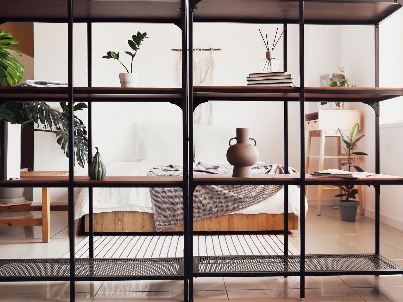 Organização criativa: 7 dicas para sua estante vazada ficar um arraso