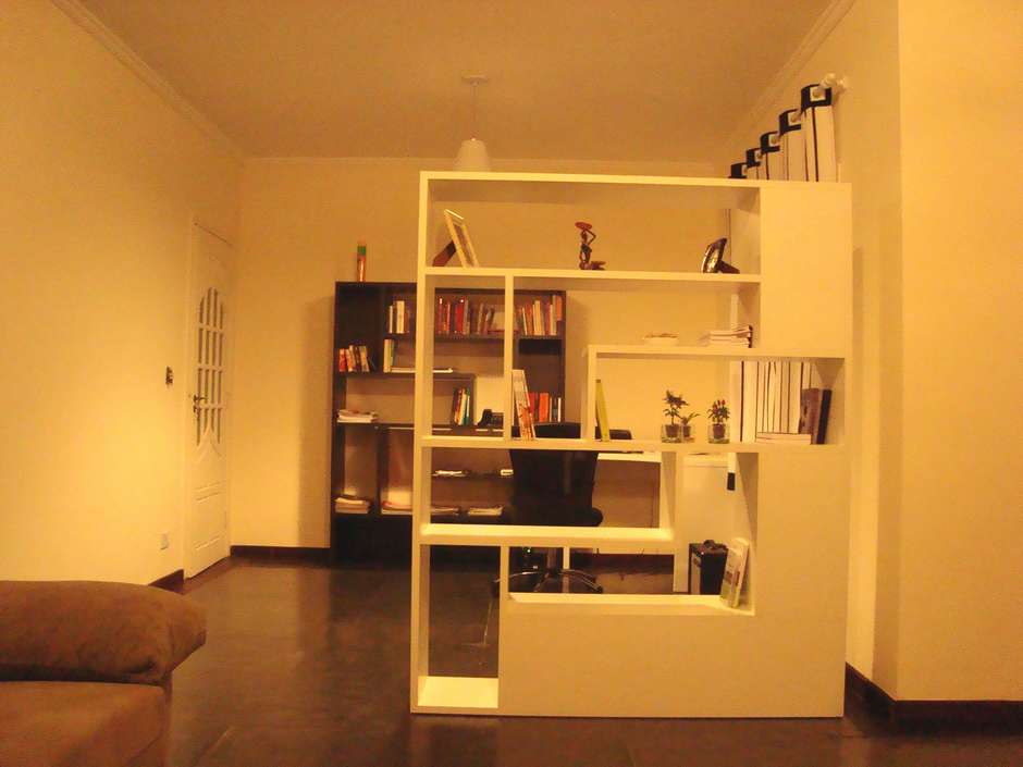 5 estilos de estantes vazadas para transformar sua sala