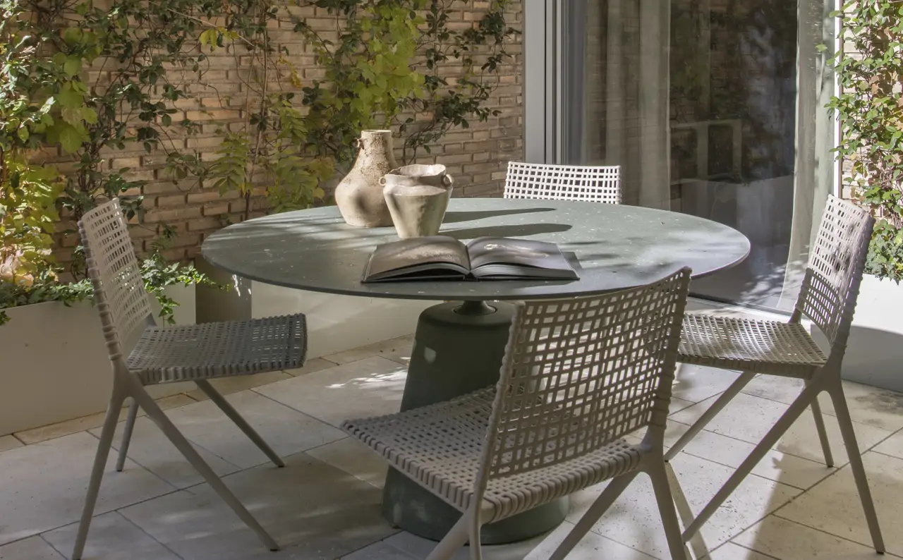 5 ideias de móveis DIY para pátios pequenos