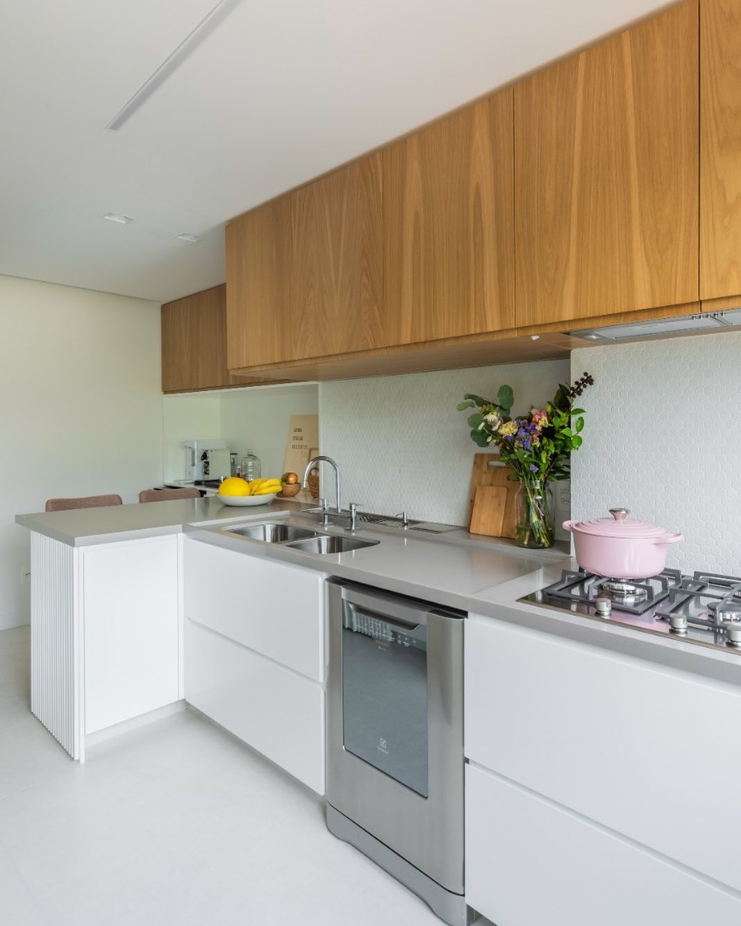 combinação branco e madeira na cozinha moderna