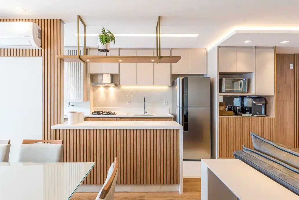 aplique madeira em cozinha branca