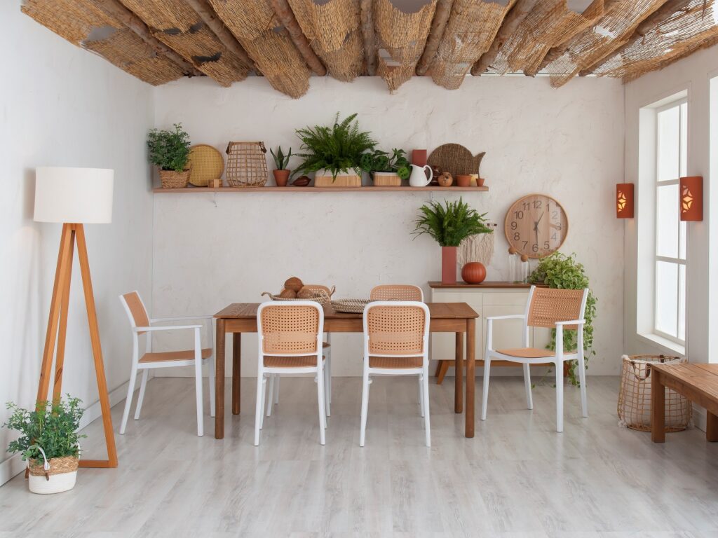 aplique madeira em cozinha branca