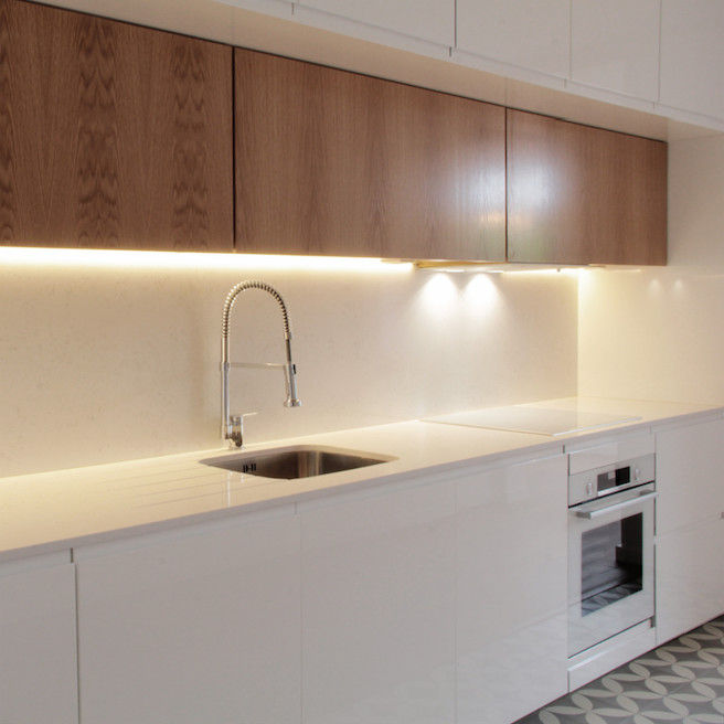 prateleiras de madeira em cozinha branca