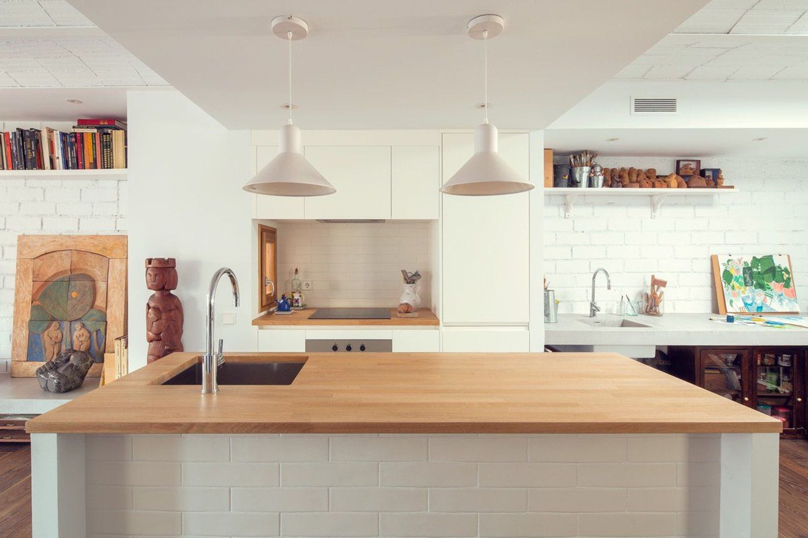 combinação branco e madeira na cozinha moderna