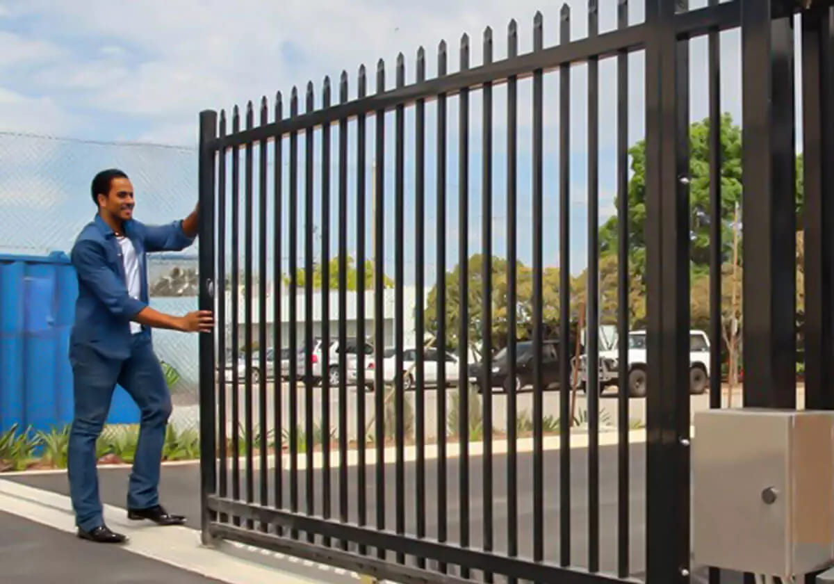 como desempenar portão de metalon