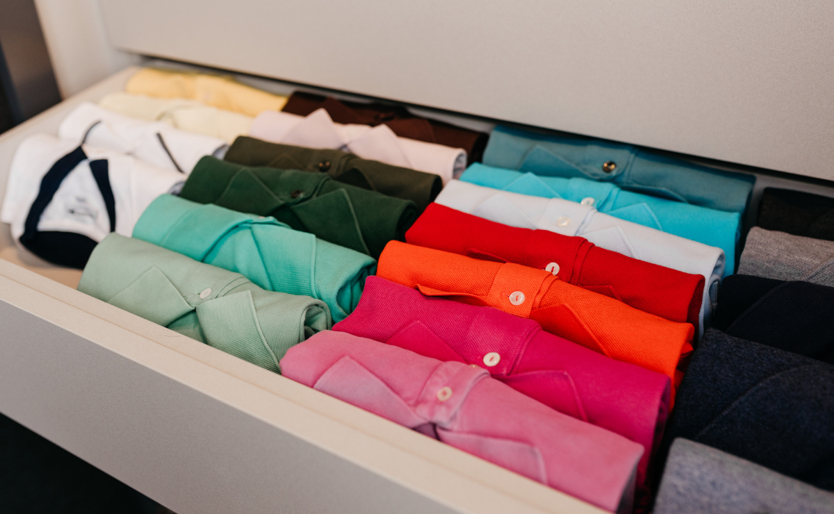 dobrar camiseta para economizar espaço