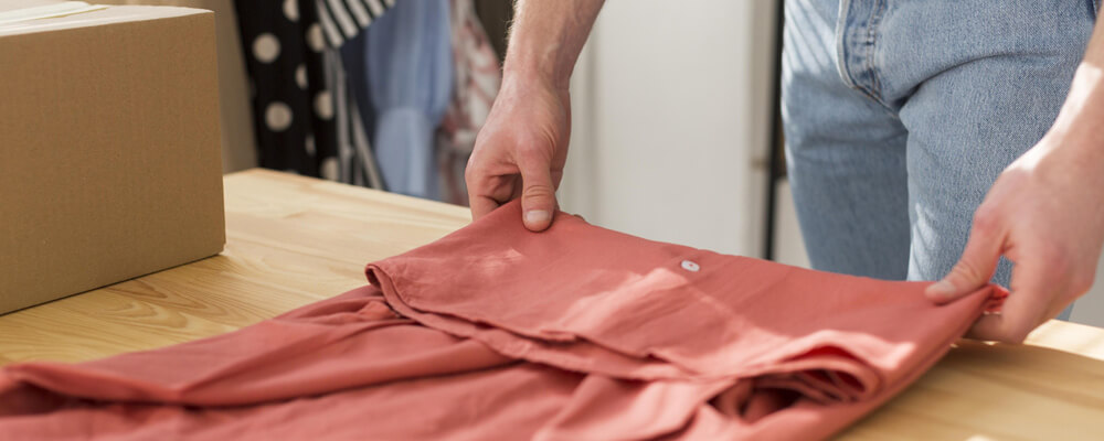 como dobrar camisetas para guardar