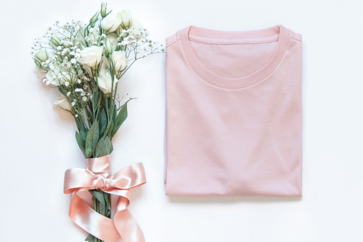 como dobrar camisetas para caber em gavetas