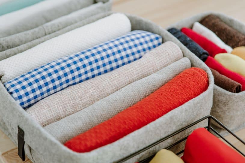 como evitar que vestidos brancos amarelem no armário