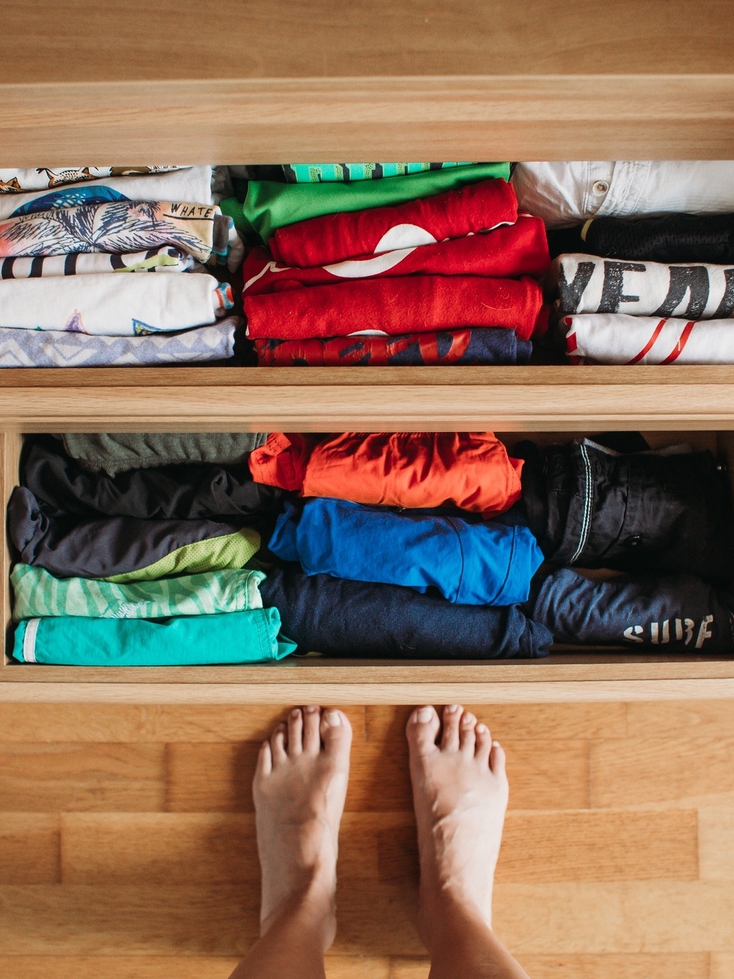 métodos para guardar vestidos longos sem amassar