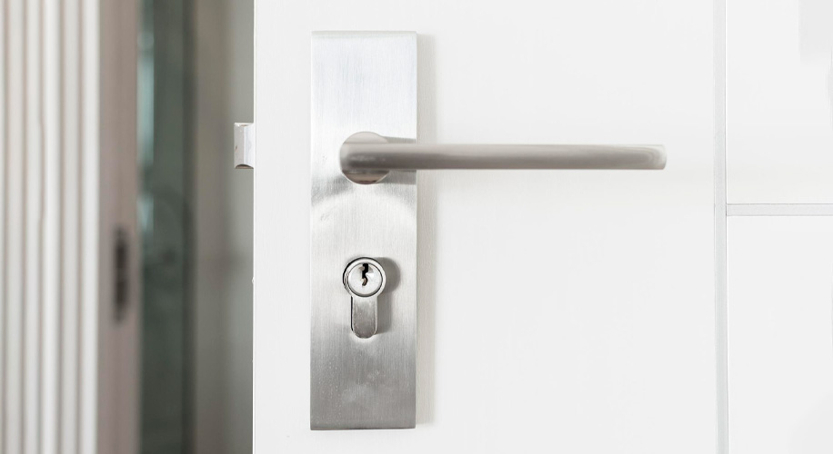 qual fechadura usar em porta de banheiro