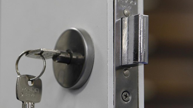 diferença fechadura de embutir e sobrepor